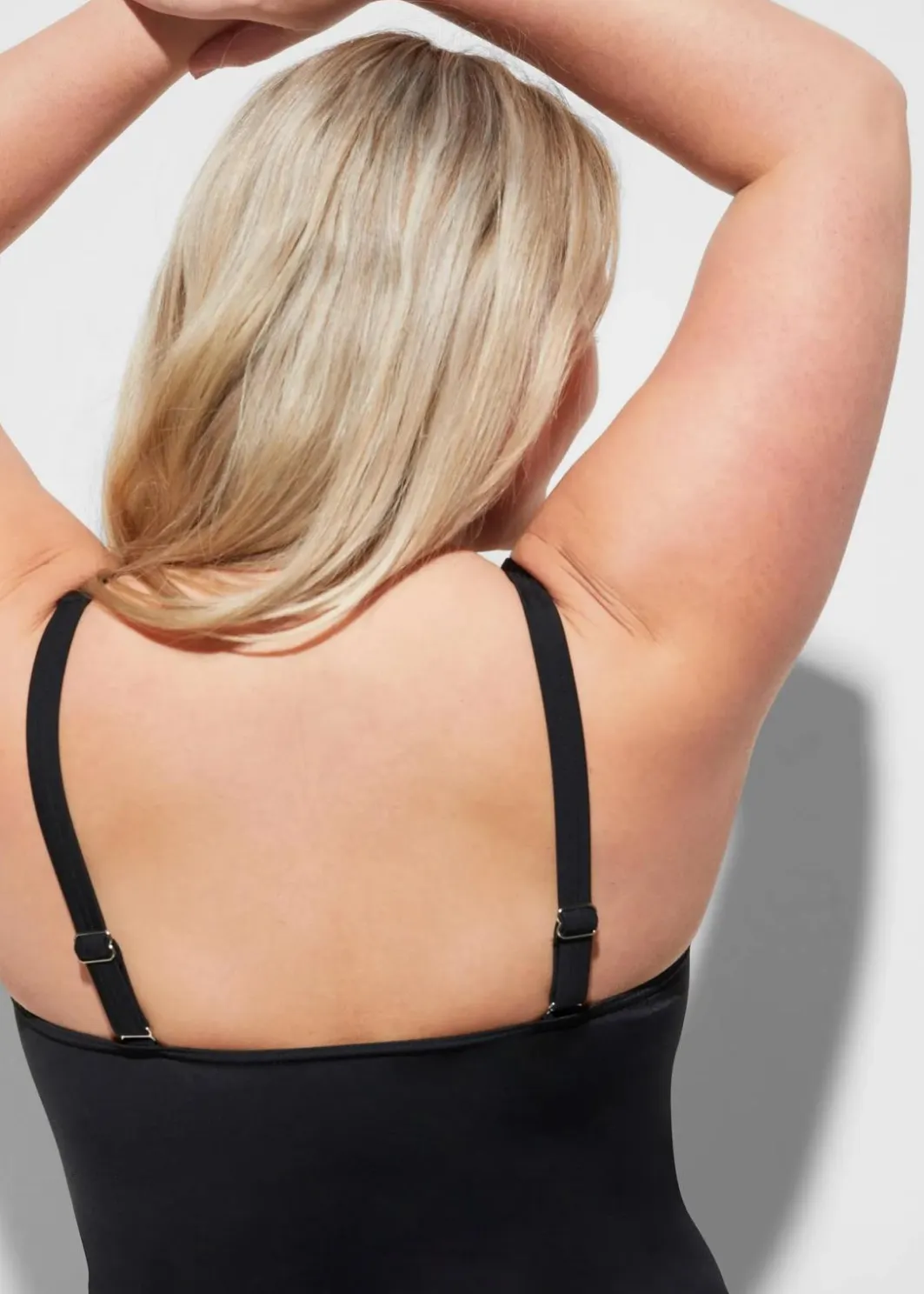 Damen bonprix Nachhaltigere Materialien|Bademode·Badeanzüge|Badeanzug mit Bein