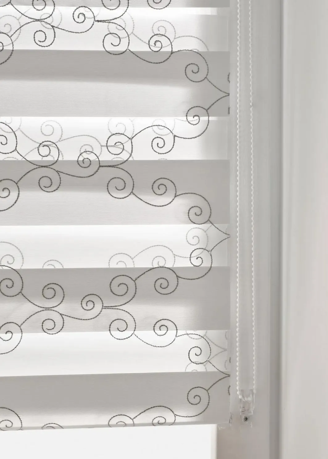 New Besticktes Doppelrollo mit grafischem Muster Rollos