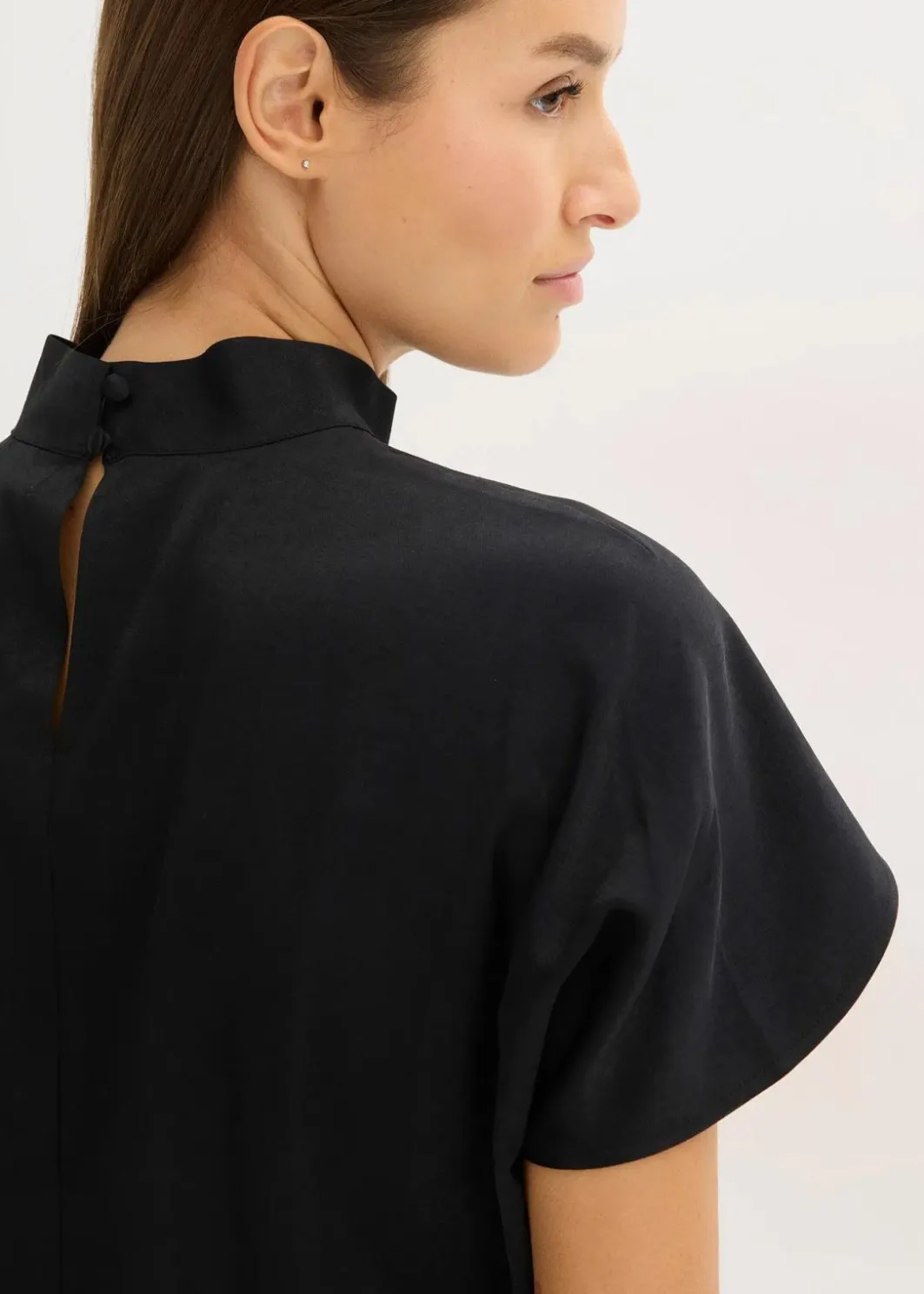 Clearance Elegante Kurzarmbluse aus glänzenden Satin Damen Bekleidung·Jacken & Mäntel|Blusen & Tuniken