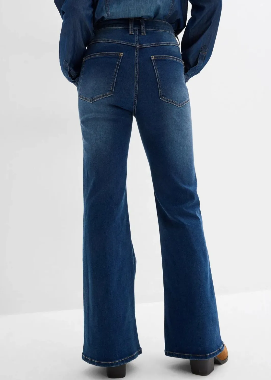 Damen bonprix Kurzgrößen|Bekleidung·Shirts & Tops|Flared-Jeans High Waist mit Nietenbesatz