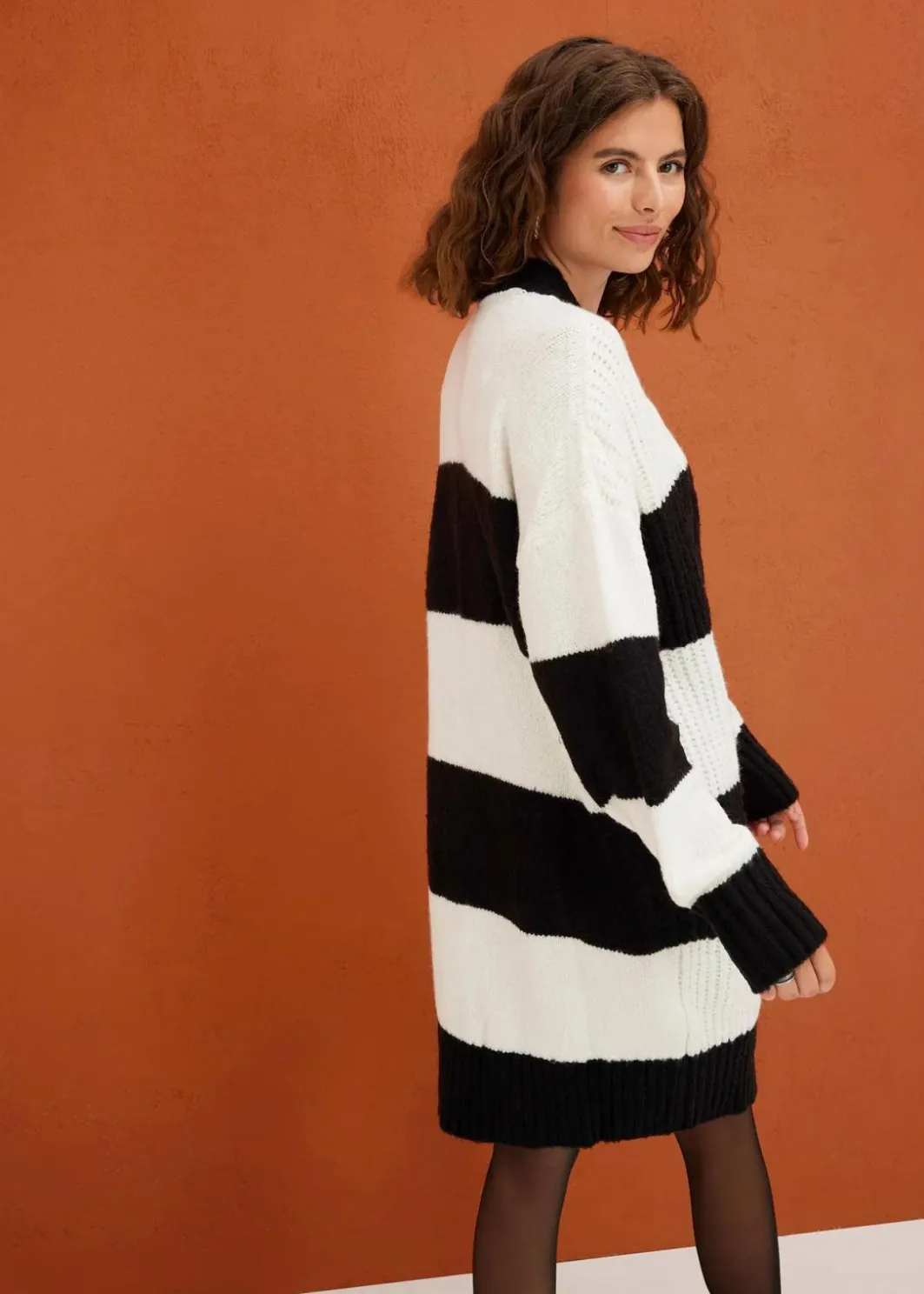 Discount Gestreiftes Strickkleid mit Zopfmuster Damen Bekleidung·Umstandsmode|Strickmode
