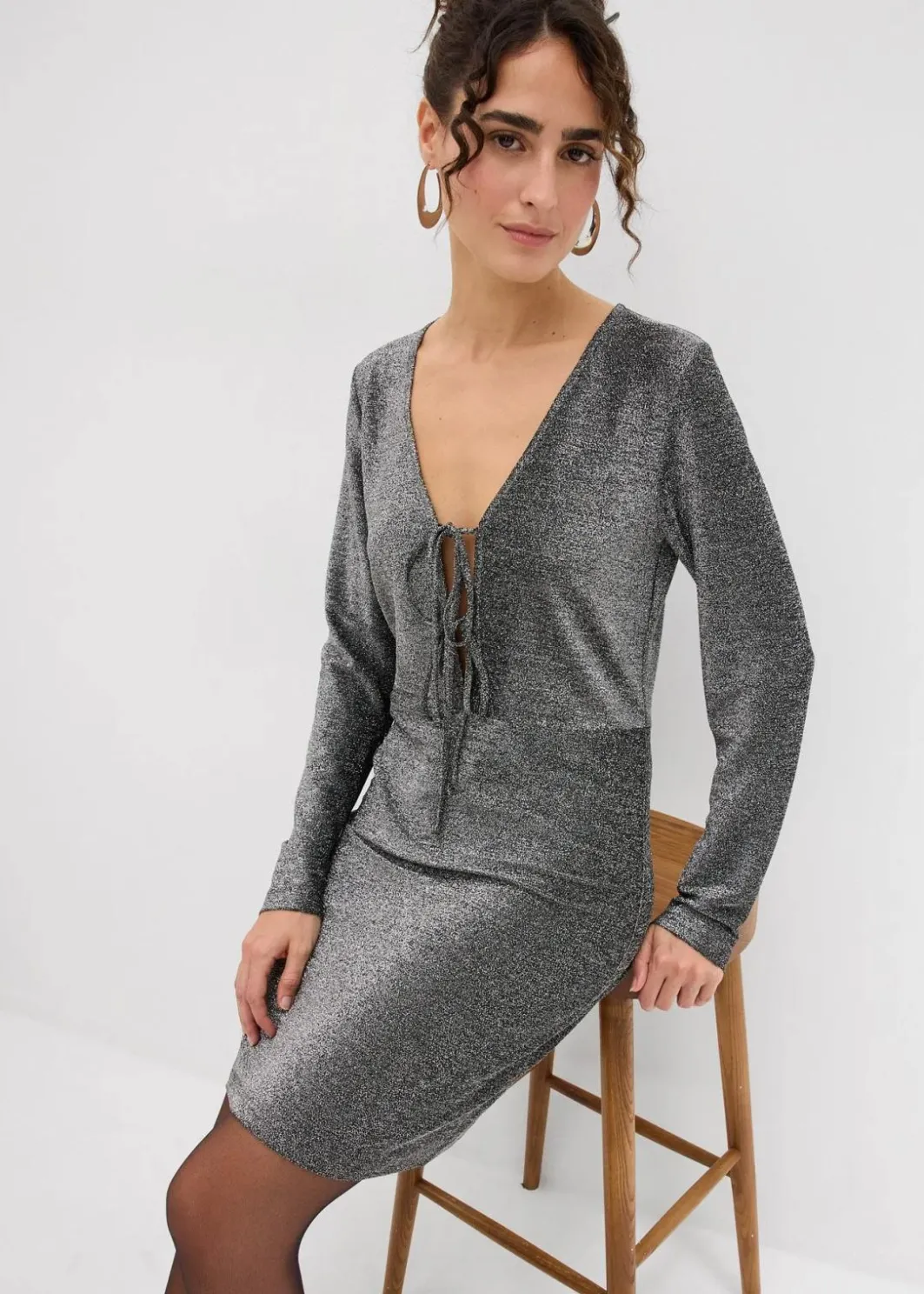 Outlet Glitzerndes Minikleid mit Schleifendetail Damen Bekleidung·Pullover & Strickjacken|Kleider