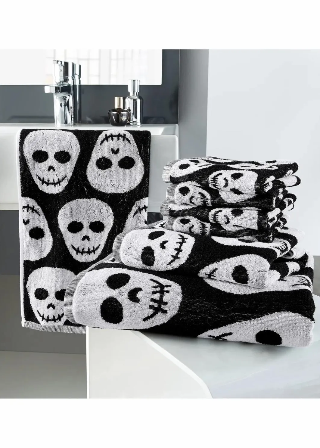 bonprix Handtücher|Handtuch mit Totenkopf Muster