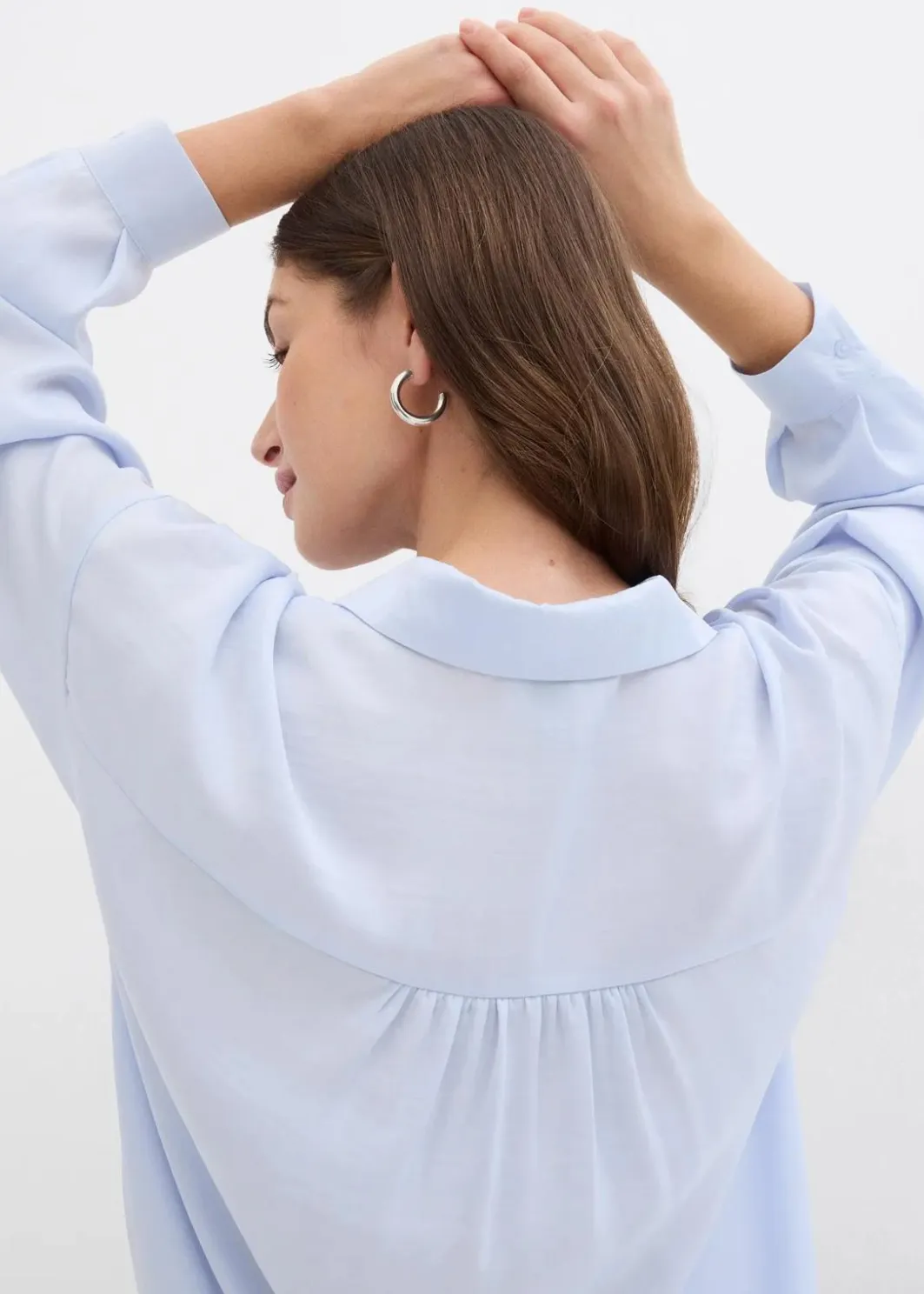 Discount Hemdbluse aus fließendem Satin Damen Bekleidung·Jacken & Mäntel|Blusen & Tuniken