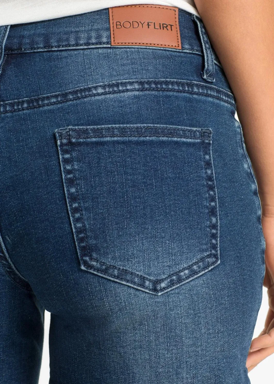 Damen bonprix Bekleidung·Outdoorbekleidung|Bekleidung·Shirts & Tops|Jeans-Shorts Mid Waist, Stickerei