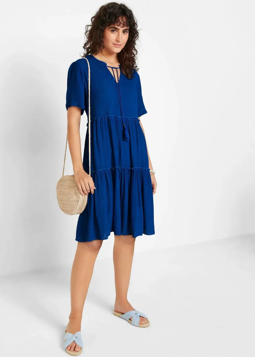 Outlet Knieumspielendes Viskose-Crinkle-Kleid mit Ausschnittdetail Damen Kleider|Bekleidung·Pullover & Strickjacken