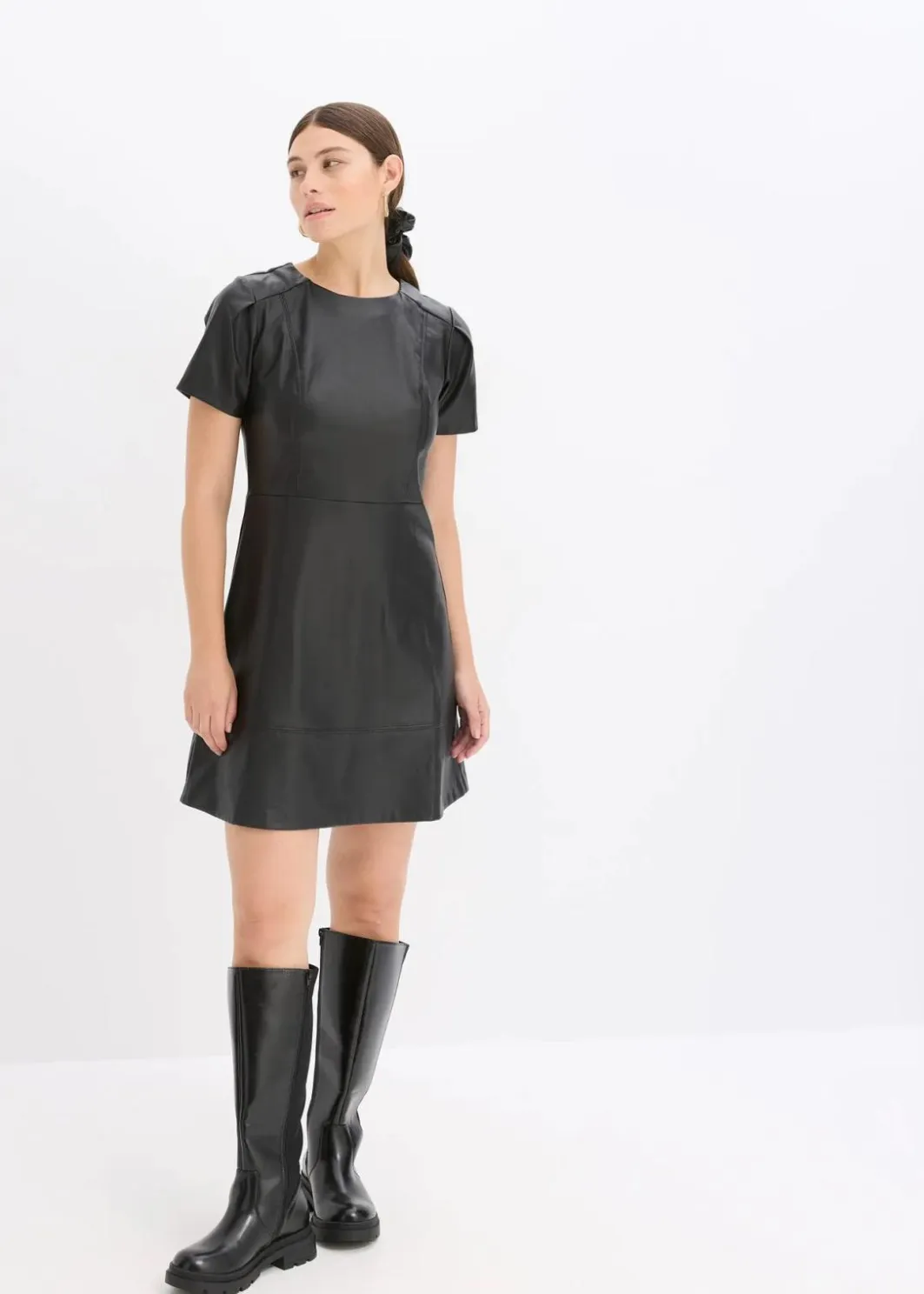 Damen bonprix Bekleidung·Pullover & Strickjacken|Nachhaltigere Materialien|Kurzes Lederimitat-Kleid