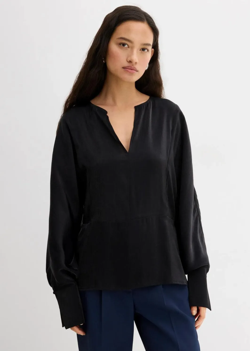 Online Leicht glänzendes Blusenshirt aus Viskose-Mix Damen Bekleidung·Jacken & Mäntel|Blusen & Tuniken