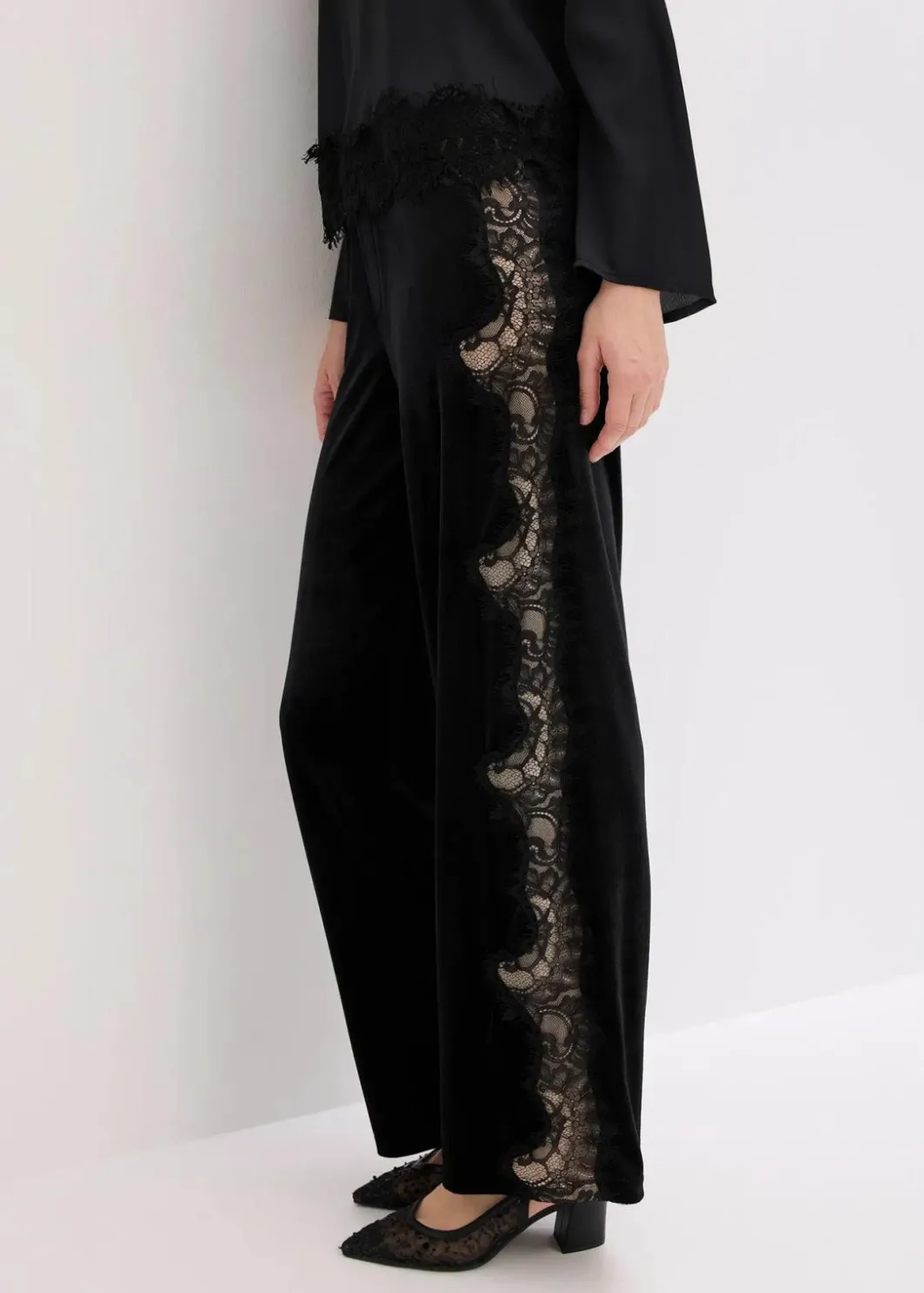 Damen bonprix Bekleidung·Kleider|Hosen|Marlenehose aus softem Samt mit Spitzeneinsatz