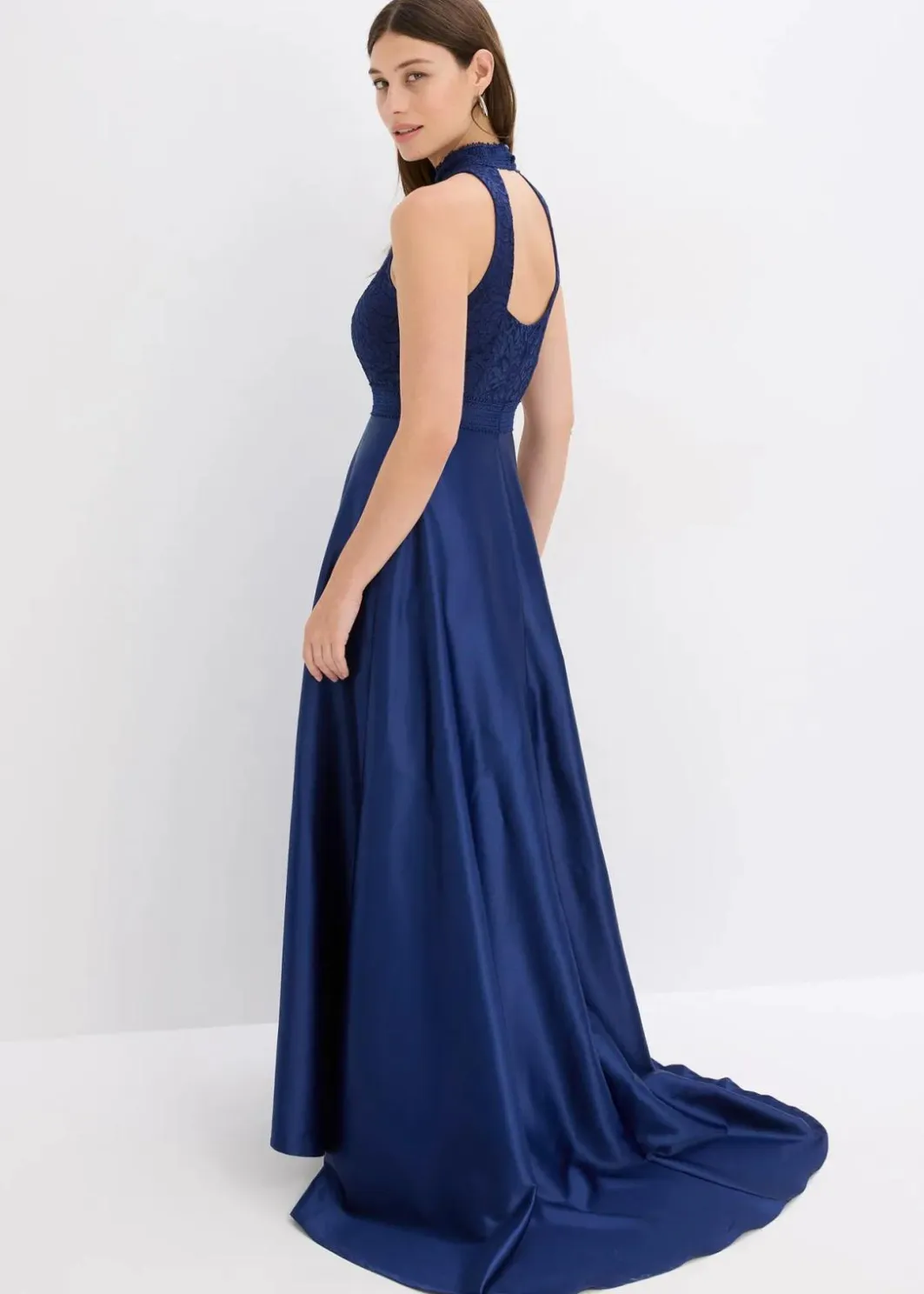 Maxikleid aus glänzendem Satin mit Spitze Damen Bekleidung·Pullover & Strickjacken|Festliche Mode