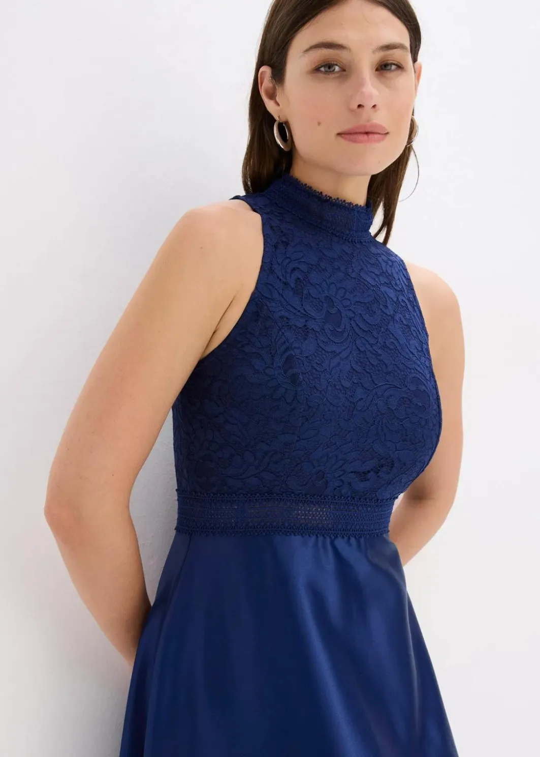 Maxikleid aus glänzendem Satin mit Spitze Damen Bekleidung·Pullover & Strickjacken|Festliche Mode