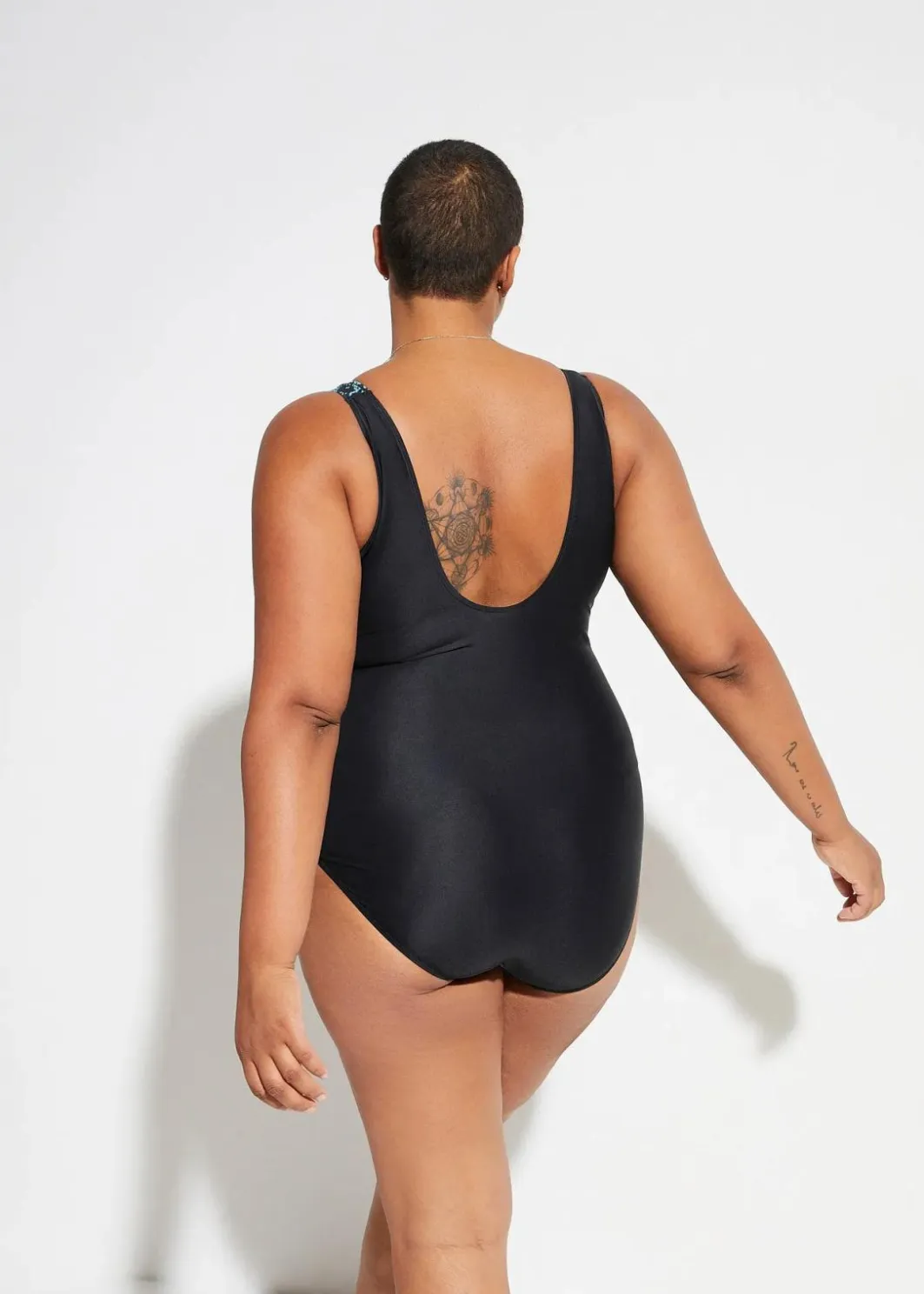 Damen bonprix Nachhaltigere Materialien|Sport Bademode|Medium Shape-Badeanzug mit eckigem Ausschnitt