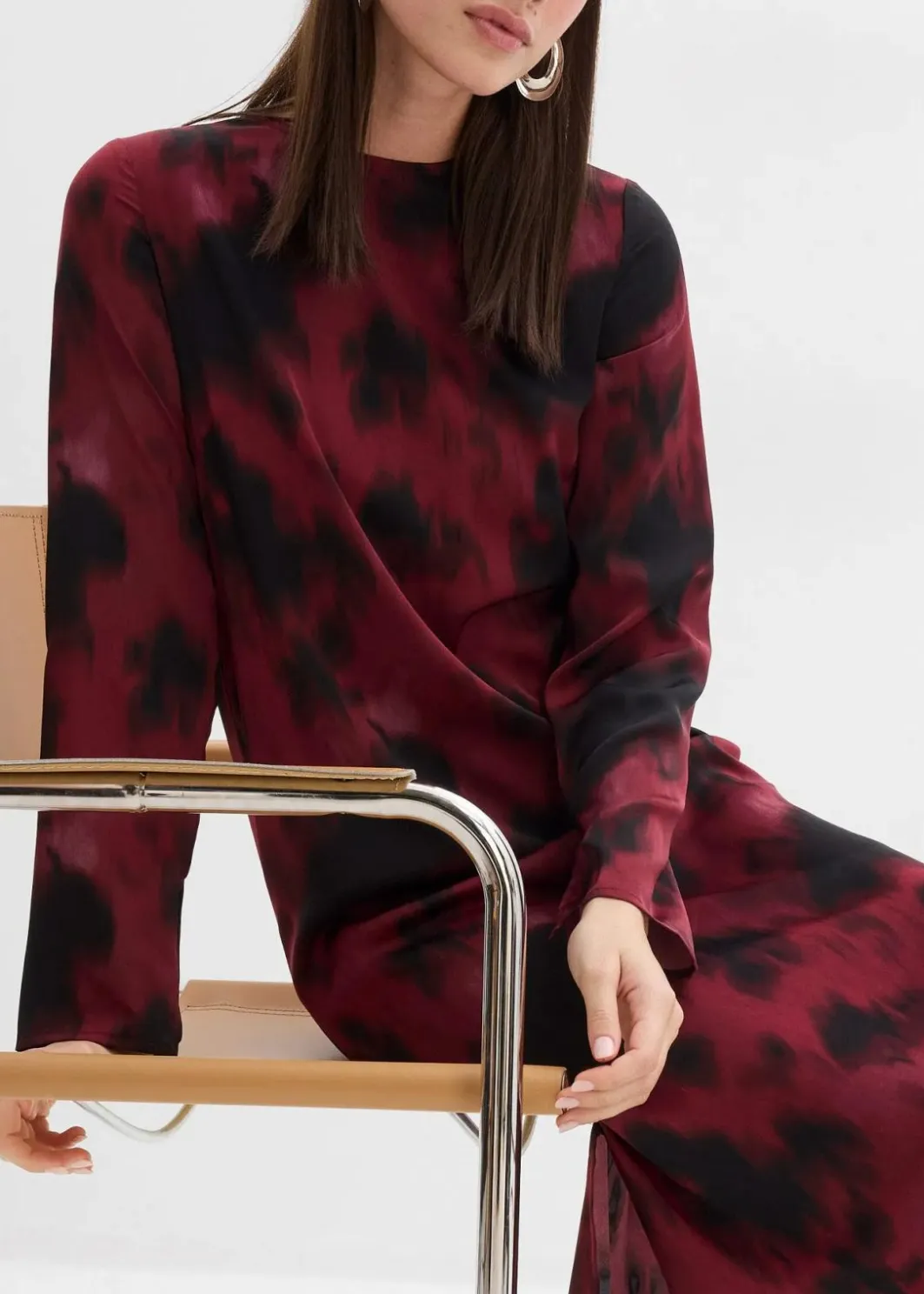 Outlet Midikleid aus Satin Damen Bekleidung·Pullover & Strickjacken|Kleider