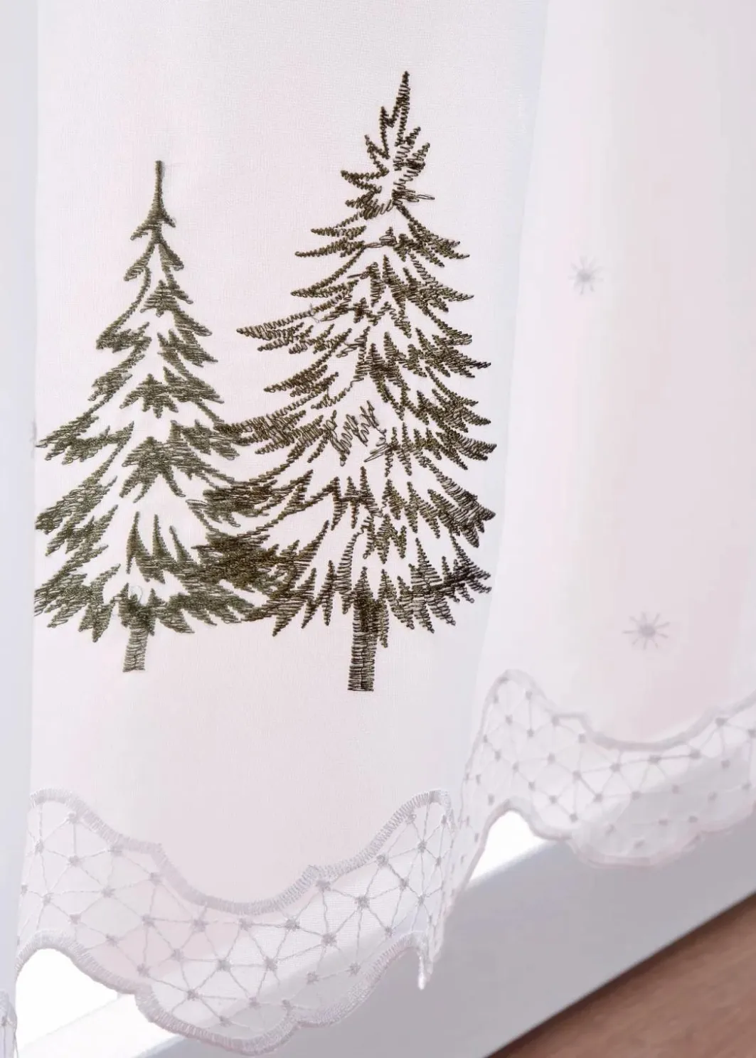 bonprix Scheibengardinen|Weihnachtsdeko & -Textilien·Gardinen|Scheibengardine mit Tannenbaum Stickerei