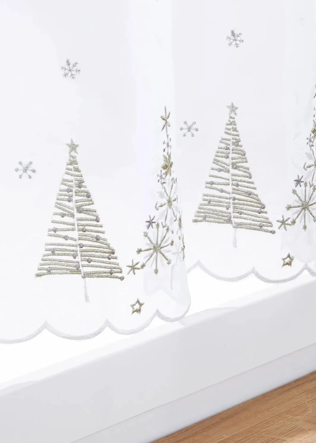 bonprix Scheibengardinen|Weihnachtsdeko & -Textilien·Gardinen|Scheibengardine mit weihnachtlicher Stickerei