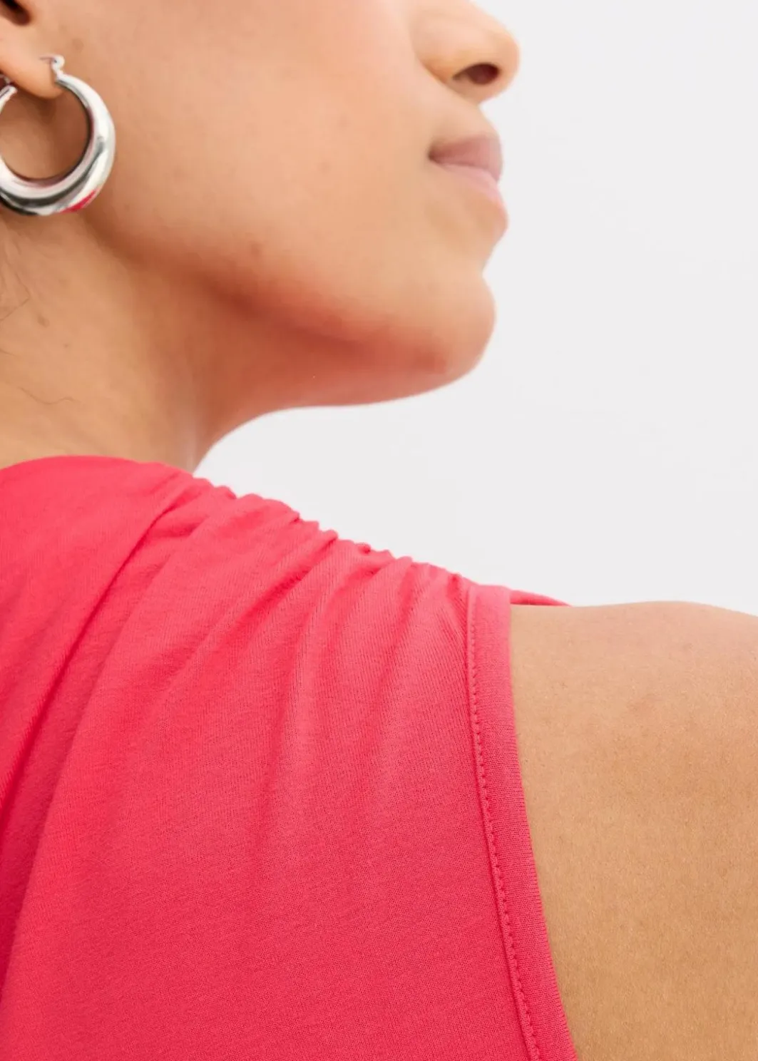 New Shirt mit asymmetrischem Ausschnitt Damen Shirts & Tops|Nachhaltigere Materialien