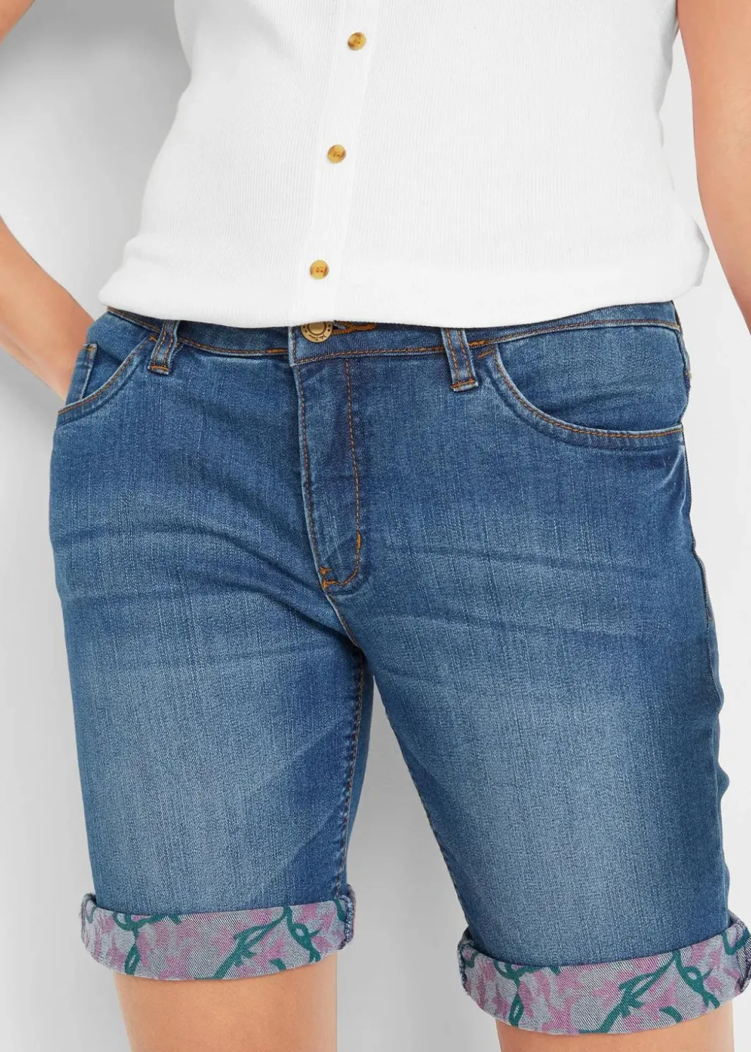 Hot Stretch-Jeans-Bermuda mit farbigem Umschlag Damen Shorts|Jeans