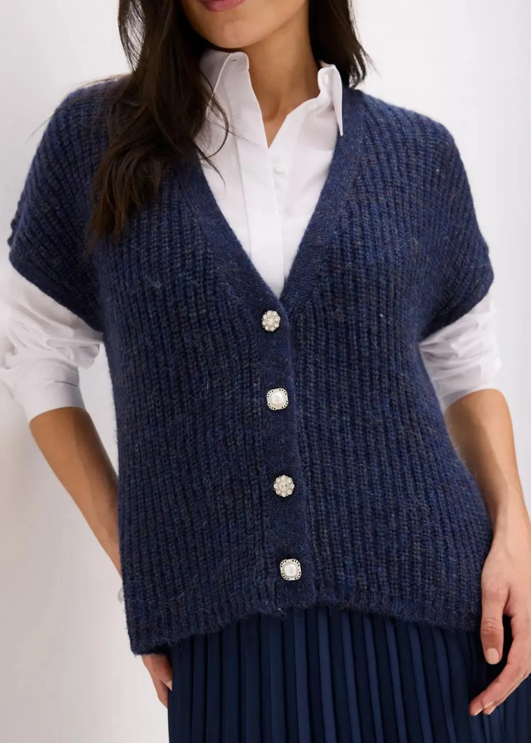 Sale Strick-Weste mit dekorativen Knöpfen und Wollanteil Damen Bekleidung·Umstandsmode|Strickmode
