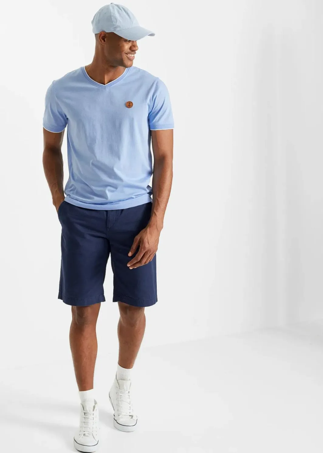 Sale T-Shirt mit V-Ausschnitt in Doppeloptik Herren Shirts & Polos